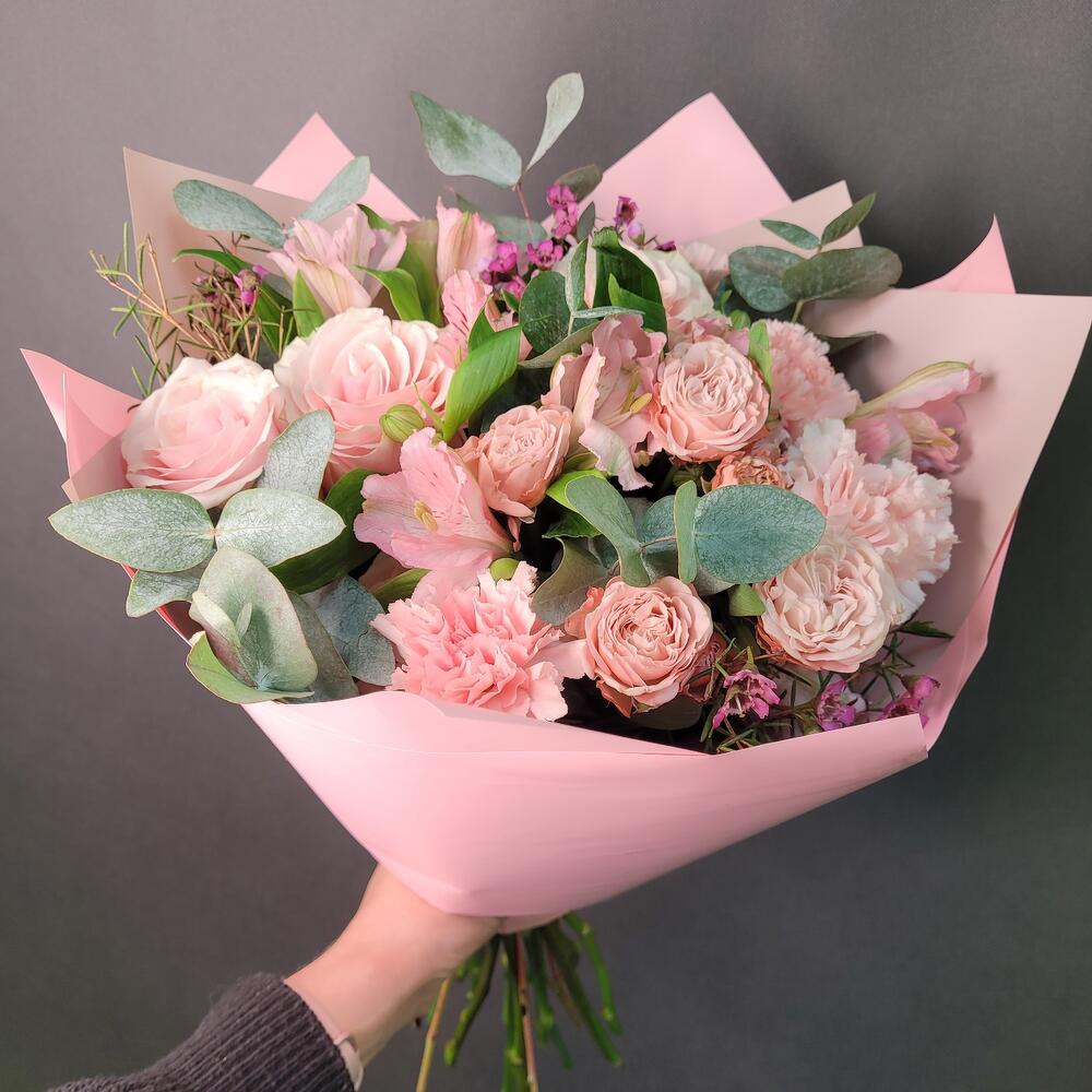 Букет роз, альстромерии и эвкалипта «Розовый закат»